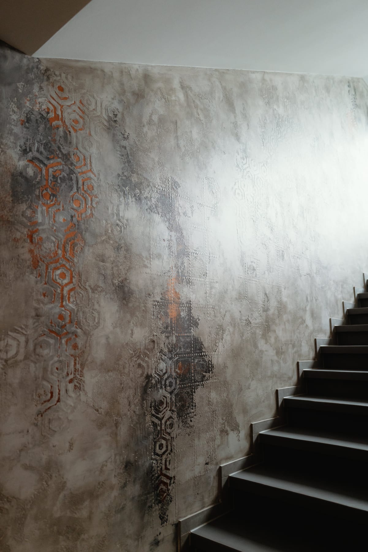 Kreative Wandgestaltung im Treppenhaus